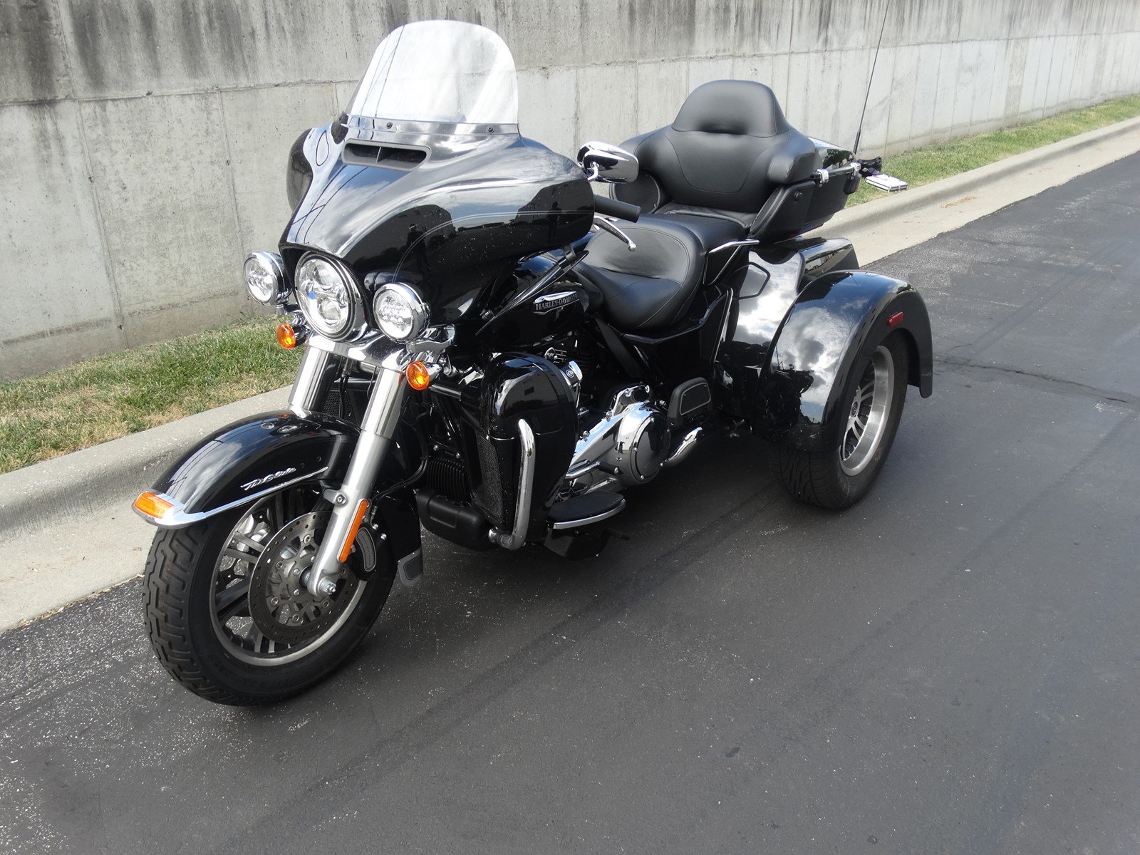 Pre-Owned 2018 Harley-Davidson Trike Tri Glide Ultra Classic FLHTCUTG ...